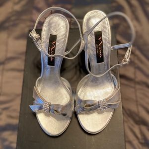 Nina silver strappy sandals only worn once